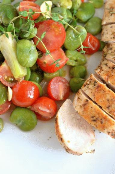 Zdjęcie - Kurczak z sałatką z bobu i pomidorów - Przepisy kulinarne ze zdjęciami