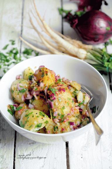 Zdjęcie - Sałatka z młodych ziemniaków. Z czerwoną cebulą, cytryną i natką pietruszki. - Przepisy kulinarne ze zdjęciami