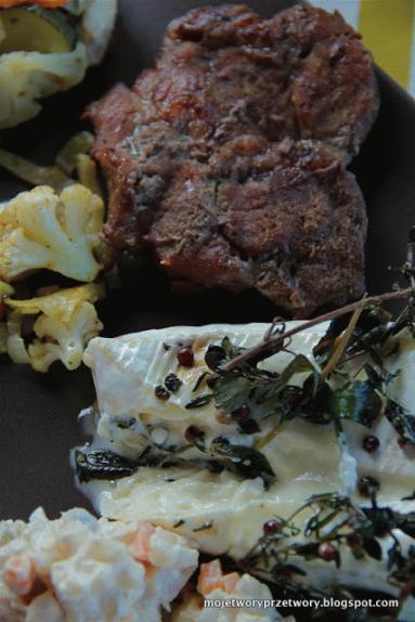 Zdjęcie - Marynowany camembert z grilla - Przepisy kulinarne ze zdjęciami