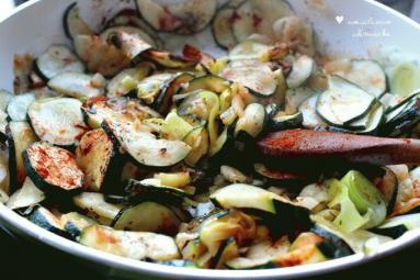 Zdjęcie - Orkiszowa tarta z cukinią, pieczarkami, oliwkami i bazylią - Przepisy kulinarne ze zdjęciami