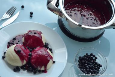 Zdjęcie - Kluski na parze z jagodowym sosem - Przepisy kulinarne ze zdjęciami