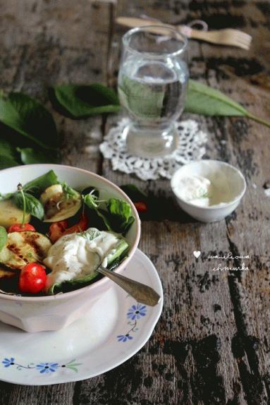 Zdjęcie - Sałatka z grillowaną cukinią, ziemniaczkami i czereśniami - Przepisy kulinarne ze zdjęciami