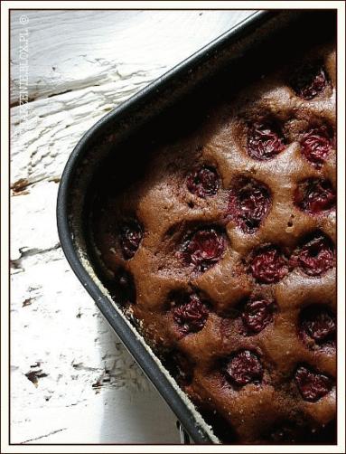Zdjęcie - Proste ciasto kakaowe z wiśniami - Przepisy kulinarne ze zdjęciami