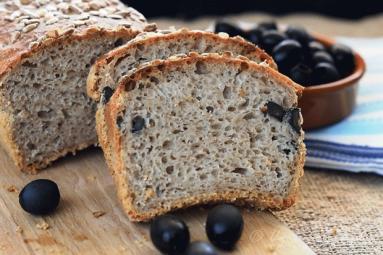 Zdjęcie - Chleb z oliwkami - Przepisy kulinarne ze zdjęciami