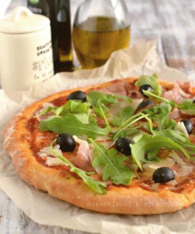 Zdjęcie - Pizza z szynką, parmezanem, rukolą i oliwkami - Przepisy kulinarne ze zdjęciami