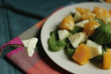 Zdjęcie - Sałatka ze szpinakiem, pomarańczą, serem i sezamem - Przepisy kulinarne ze zdjęciami