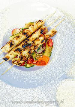 Zdjęcie - Satay z kurczaka z orzeźwiającą sałatką, czyli trochę Azji na talerzu - Przepisy kulinarne ze zdjęciami