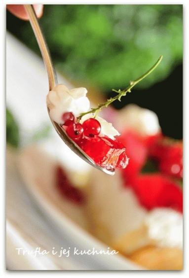 Zdjęcie - Sernik na zimno z czerwonymi  porzeczkami - Przepisy kulinarne ze zdjęciami