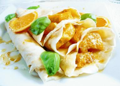 Zdjęcie - Naleśniki z karmelizowanymi pomarańczami w słodkim sosie - Przepisy kulinarne ze zdjęciami