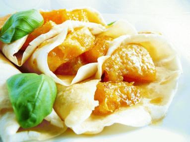Zdjęcie - Naleśniki z karmelizowanymi pomarańczami w słodkim sosie - Przepisy kulinarne ze zdjęciami