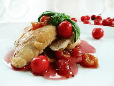 Zdjęcie - Steki z kurczaka zapiekane z sosem czereśniowym na bazie białego wina - Przepisy kulinarne ze zdjęciami