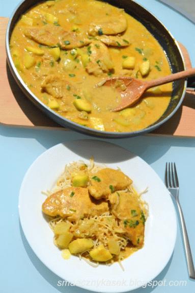 Zdjęcie - Polędwiczki z piersi kurczaka curry, z melonem, kiełkami fasoli i cukinią - Przepisy kulinarne ze zdjęciami
