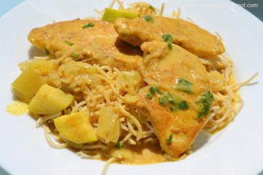 Zdjęcie - Polędwiczki z piersi kurczaka curry, z melonem, kiełkami fasoli i cukinią - Przepisy kulinarne ze zdjęciami
