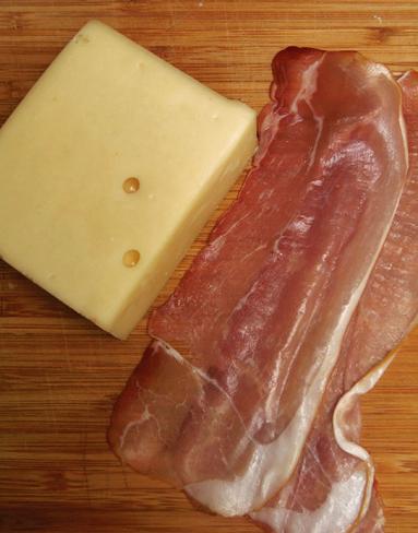 Zdjęcie - Chleb z szynką i serem na zakwasie żytnim - Przepisy kulinarne ze zdjęciami