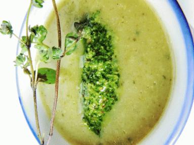 Zdjęcie - Zupa krem z cukinii i pietruszki z pietruszkowym pesto - Przepisy kulinarne ze zdjęciami