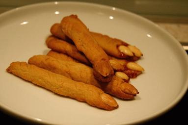 Zdjęcie - Palce czarownicy czyli halloweenowe Finger Cookies - Przepisy kulinarne ze zdjęciami
