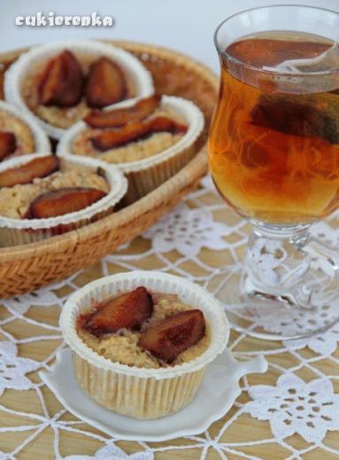 Zdjęcie - Owsiane muffinki z migdałami i śliwkami - Przepisy kulinarne ze zdjęciami