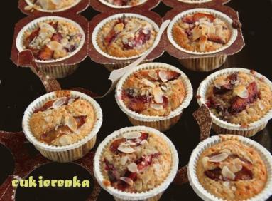 Zdjęcie - Owsiane muffinki z migdałami i śliwkami - Przepisy kulinarne ze zdjęciami