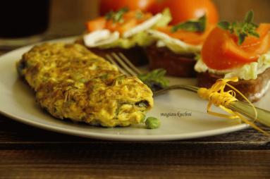 Zdjęcie - Omlet ze świeżymi ziołami i groszkiem - Przepisy kulinarne ze zdjęciami