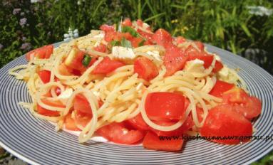 Zdjęcie - Spaghetti z pomidorami, czosnkiem, bazylią i kozim serem - Przepisy kulinarne ze zdjęciami