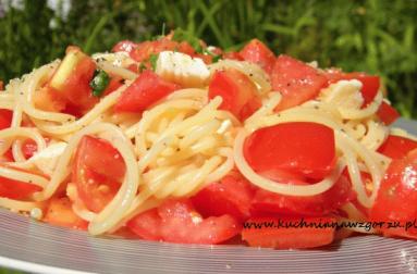 Zdjęcie - Spaghetti z pomidorami, czosnkiem, bazylią i kozim serem - Przepisy kulinarne ze zdjęciami