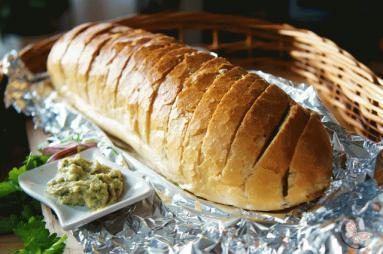 Zdjęcie - Grillowana bagietka z masłem czosnkowym - Przepisy kulinarne ze zdjęciami
