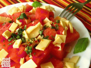 Zdjęcie - Sałatka z arbuza i żółtego sera - Przepisy kulinarne ze zdjęciami