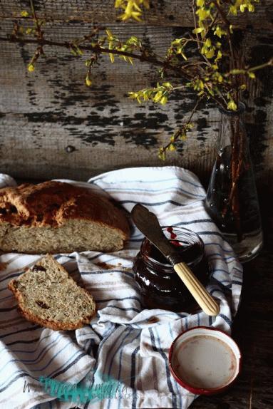 Zdjęcie - Chleb na zakwasie z rodzynkami i słonecznikiem - Przepisy kulinarne ze zdjęciami
