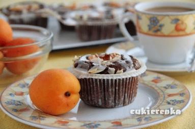 Zdjęcie - Czekoladowe muffinki z morelami na mące pełnoziarnistej z dodatkiem maślanki - Przepisy kulinarne ze zdjęciami