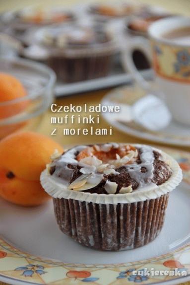 Zdjęcie - Czekoladowe muffinki z morelami na mące pełnoziarnistej z dodatkiem maślanki - Przepisy kulinarne ze zdjęciami