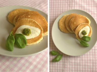 Zdjęcie - Placuszki z kremowym serkiem twarogowym, z bazyliowym pesto i mozzarellą - Przepisy kulinarne ze zdjęciami