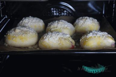 Zdjęcie - Śniadanie: Waniliowe drożdżówki z wiśniami i kruszonką - Przepisy kulinarne ze zdjęciami