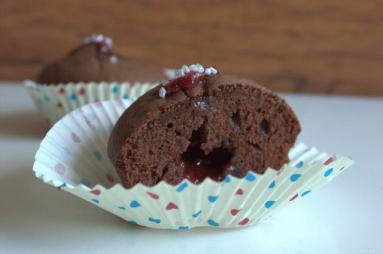 Zdjęcie - Muffiny kakaowe z dżemem malinowym - Przepisy kulinarne ze zdjęciami