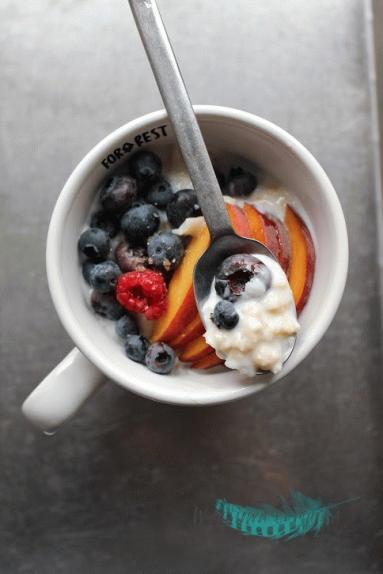 Zdjęcie - Śniadanie: Budyniowa owsianka z owocami lata - Przepisy kulinarne ze zdjęciami