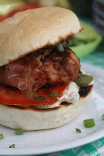 Zdjęcie - grillowane burgery z sosem bombay - Przepisy kulinarne ze zdjęciami