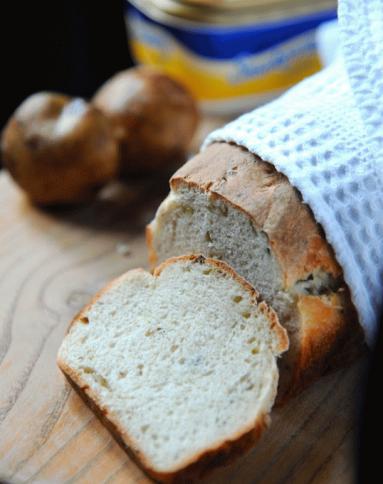 Zdjęcie - Chleb z młodymi ziemniakami i szczypiorkiem - Przepisy kulinarne ze zdjęciami
