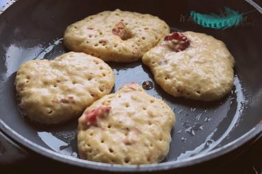 Zdjęcie - Śniadanie: Kokosowe placuszki z truskawkami - Przepisy kulinarne ze zdjęciami