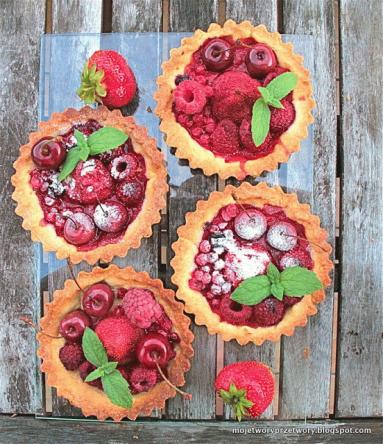 Zdjęcie - Mini tarty z owocami - truskawka, malina, czereśnia - Przepisy kulinarne ze zdjęciami