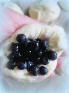Zdjęcie - Bułeczki drożdzowe z jagodami - Przepisy kulinarne ze zdjęciami