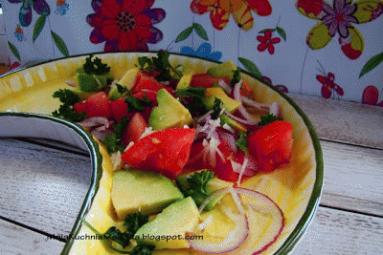 Zdjęcie - Sałatka czosnkowa z awokado i pomidorów - Przepisy kulinarne ze zdjęciami