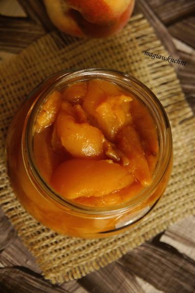 Zdjęcie - Brzoskwinie w słodkim syropie - Przepisy kulinarne ze zdjęciami