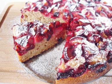 Zdjęcie - Jogurtowe ciasto kubeczkowe ze śliwkami - Przepisy kulinarne ze zdjęciami