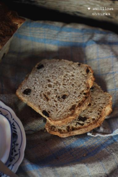 Zdjęcie - Chleb żytni ze śliwką - Przepisy kulinarne ze zdjęciami