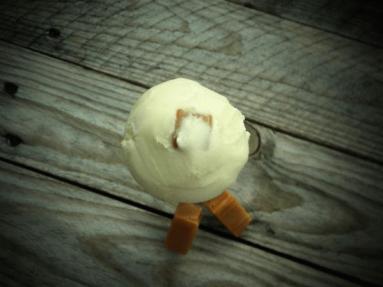 Zdjęcie - Lody jogurtowe z advocatem i krówkami - Przepisy kulinarne ze zdjęciami
