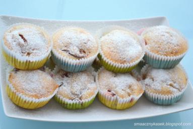 Zdjęcie - Śmietankowo-cynamonowe muffinki ze śliwkami - Przepisy kulinarne ze zdjęciami