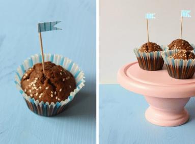 Zdjęcie - Muffiny z sezamem i cukierkami toffi - Przepisy kulinarne ze zdjęciami