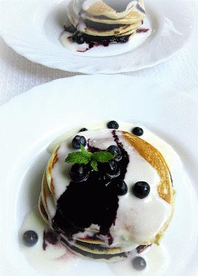 Zdjęcie - Placuszki z konfiturą jagodową  i jogurtem greckim - Przepisy kulinarne ze zdjęciami
