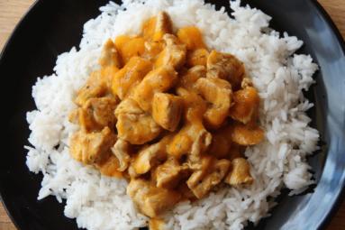 Zdjęcie - Curry z kurczaka i mango w mleczku kokosowym - Przepisy kulinarne ze zdjęciami