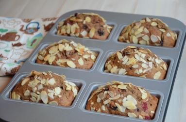 Zdjęcie - Pełnoziarniste minichlebki z jeżynami i porzeczkami - Przepisy kulinarne ze zdjęciami