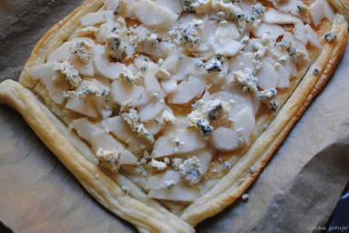 Zdjęcie - Ciasto francuskie z gruszkami i serem pleśniowym - Przepisy kulinarne ze zdjęciami